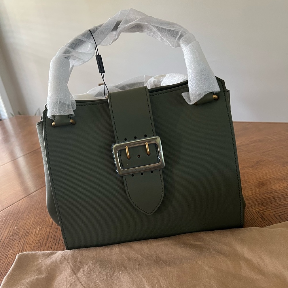 Burberry Buckle Tote Leather Medium.